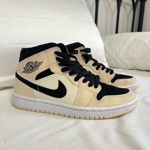 “Barely orange” women’s Jordan 1